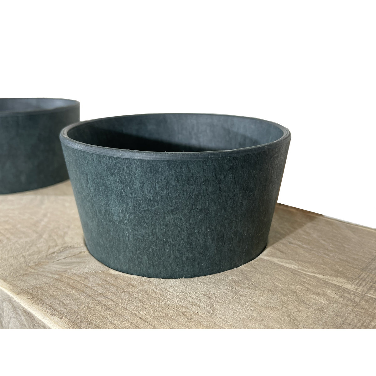 Kruidenrek met donker blauwe potjes.