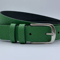 Trendy groene damesriem met slangenprint. 