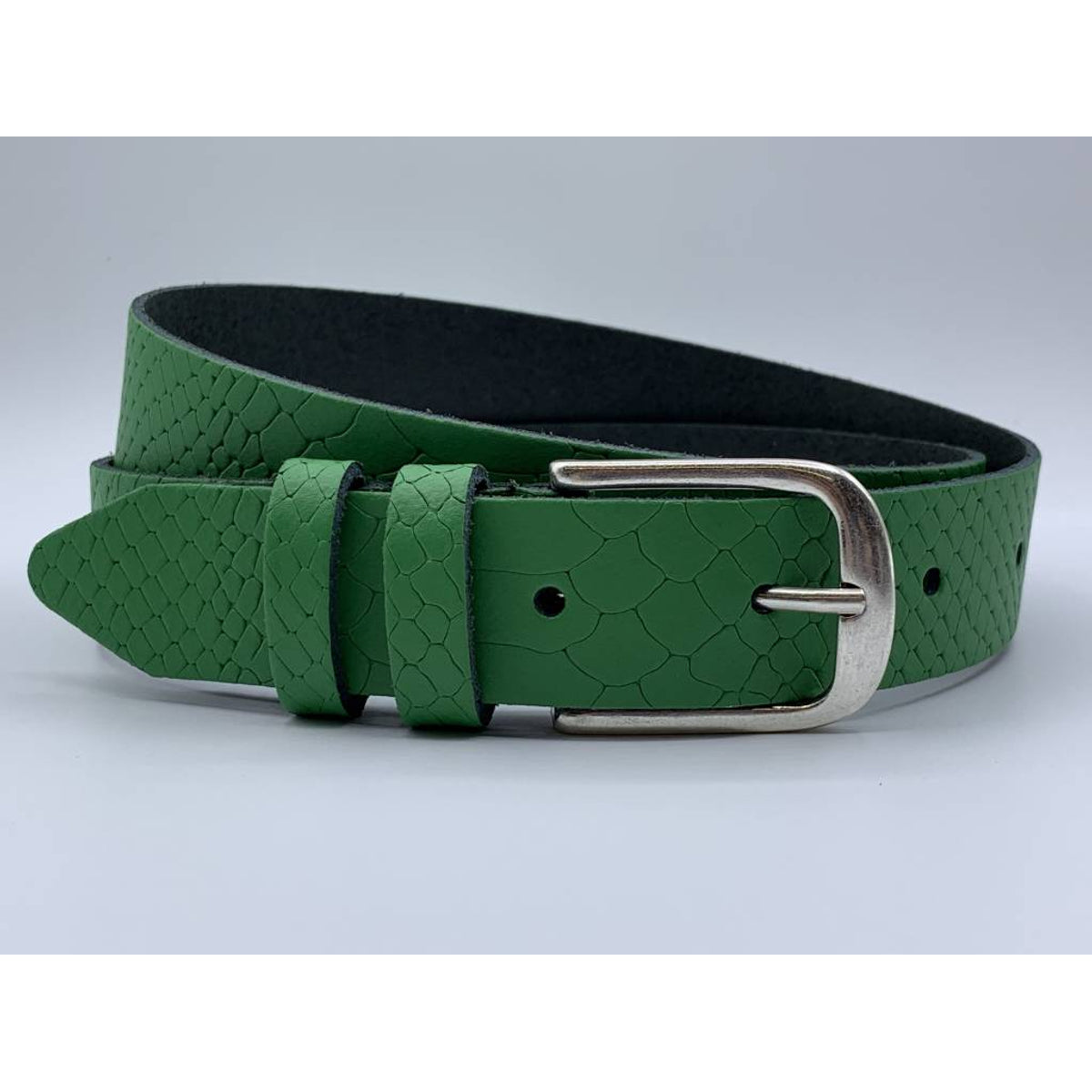Trendy groene damesriem met slangenprint. 