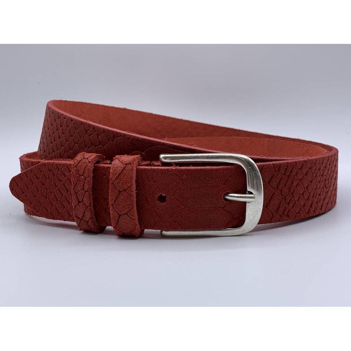 Trendy rode damesriem met slangenprint.