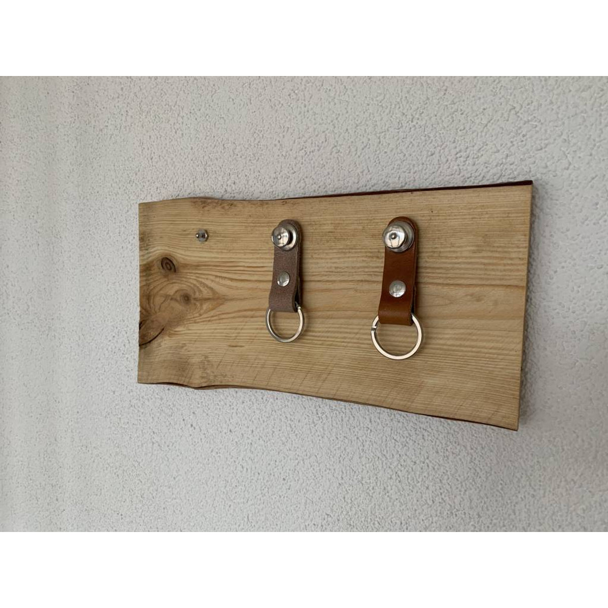 Sleutelplankje van hout inclusief 3 sleutelhangers van echt leer