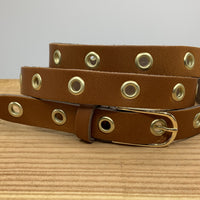 Lange trendy cognac knoopriem met gouden ringen