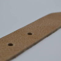 Taupe riem met studs en laserprint
