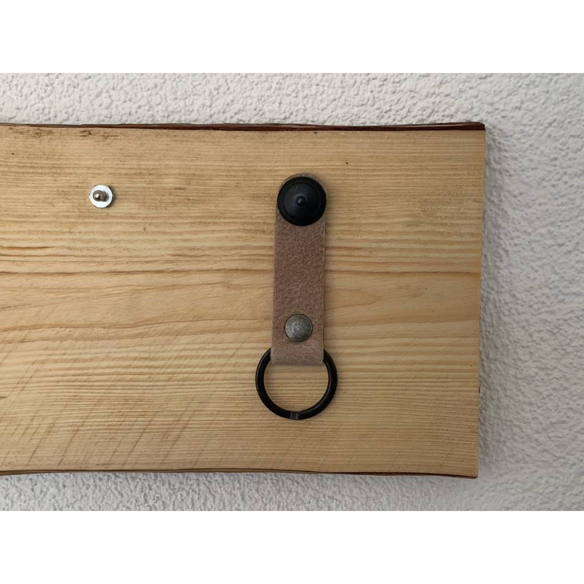 Sleutelplankjes van hout inclusief 3 sleutelhangers van echt leer