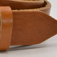 Cognac 3cm brede riem met gouden gesp.