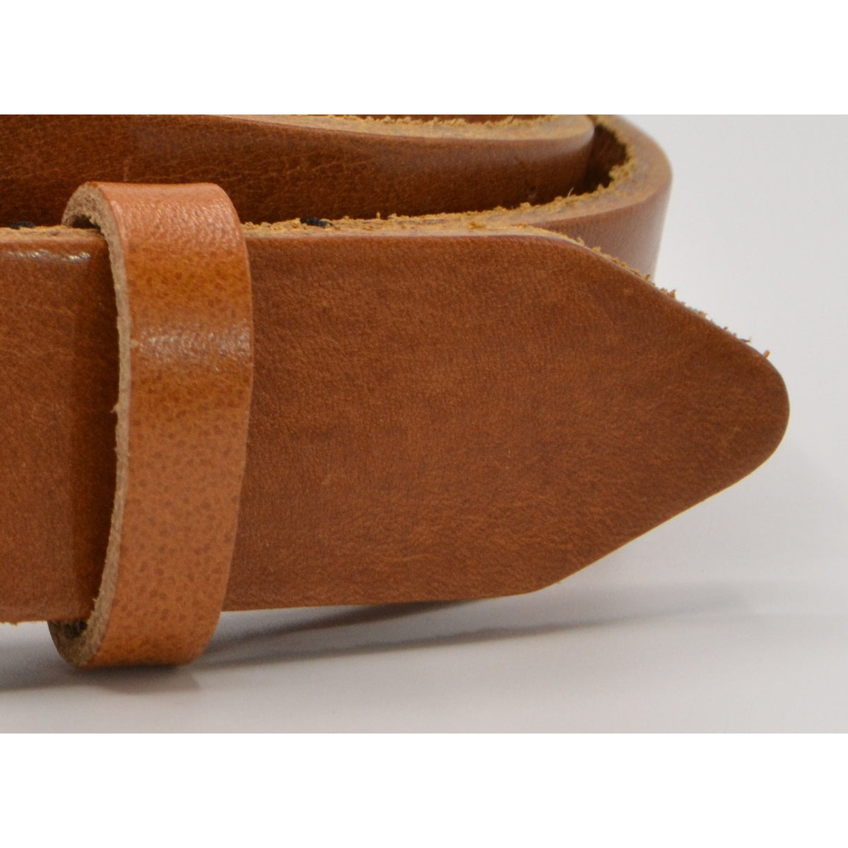 Cognac 3cm brede riem met gouden gesp.