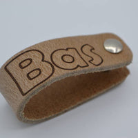 taupe echt lederen sleutelhanger met eigen naam of logo