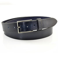 Blauwe 3,5 cm brede riem met duidelijke leerstructuur. 