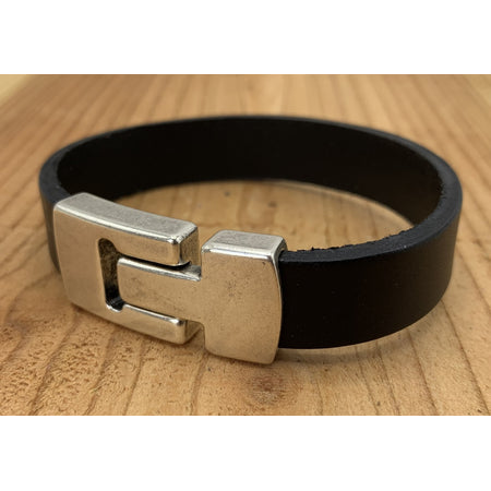 Zwarte armband met wax randen voor een perfecte afwerking. 