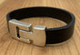 Zwarte armband met wax randen voor een perfecte afwerking.