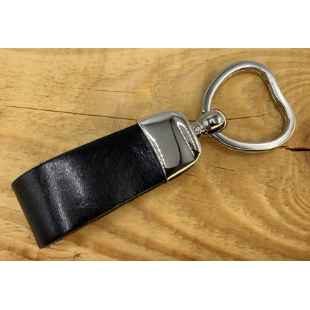 Zwarte sleutelhanger met hartvormige sleutelring. 