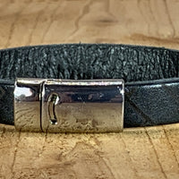 Bruine armband vintage gelaserd met brick print.