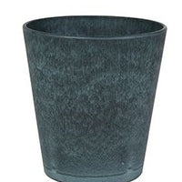 Kruidenrek met donker blauwe potjes.