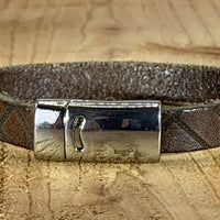Bruine armband vintage gelaserd met brick print.