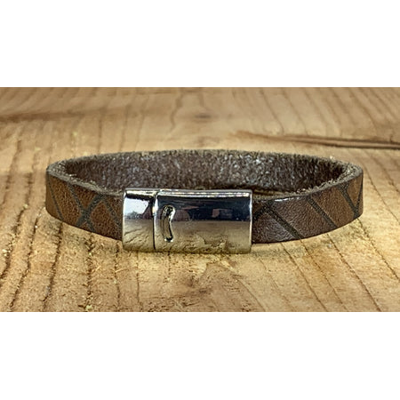Bruine armband vintage gelaserd met brick print.