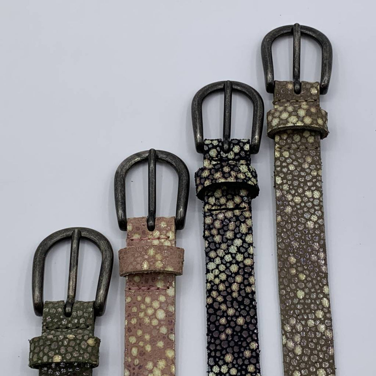 Damesriem van 2cm breed en speelse taupe rogge print.
