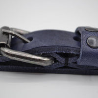 blauwe 20mm brede riem met studs op de lus