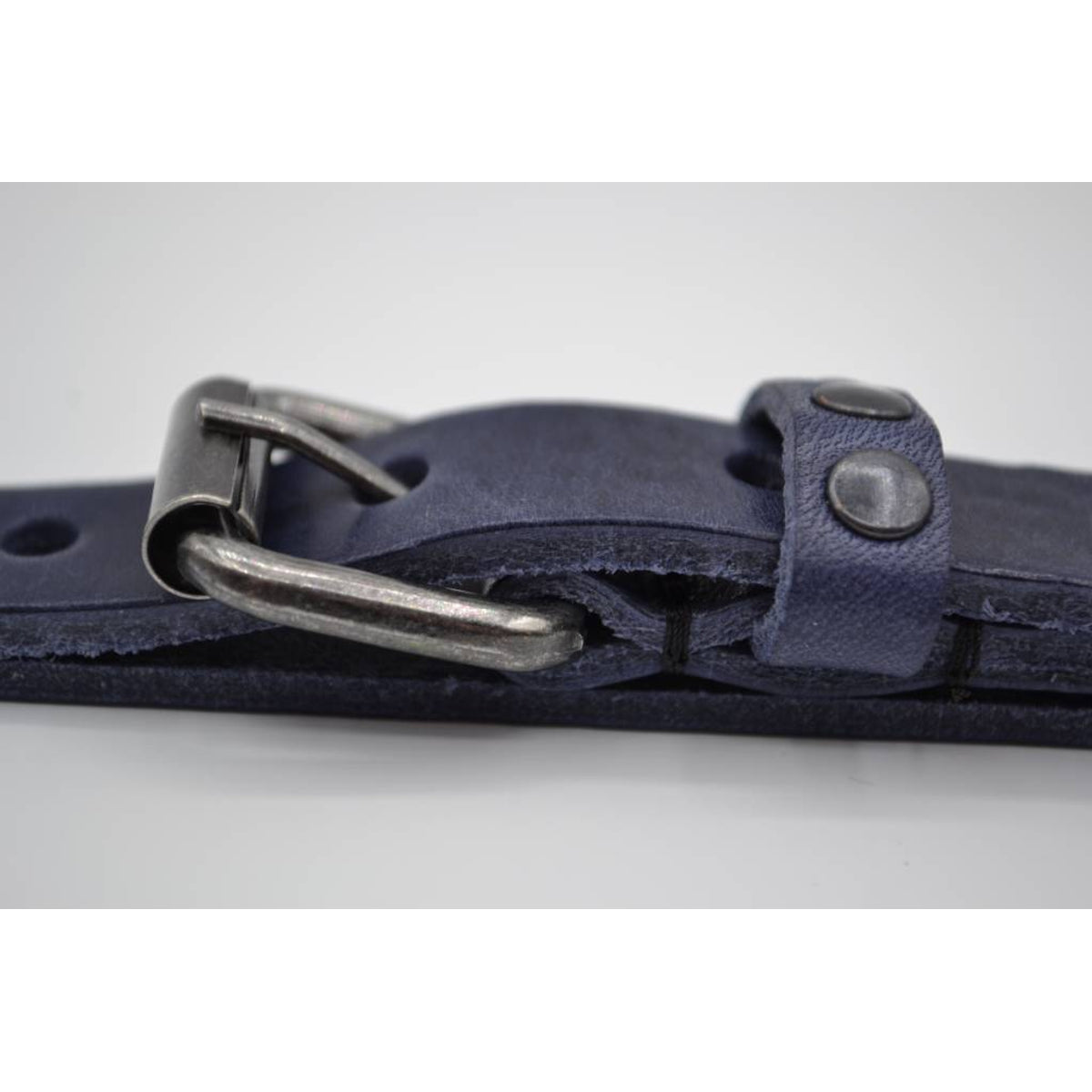 blauwe 20mm brede riem met studs op de lus
