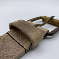Stoere zand kleurige riem met gekreukt leer