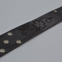Grijze riem met studs en laserprint