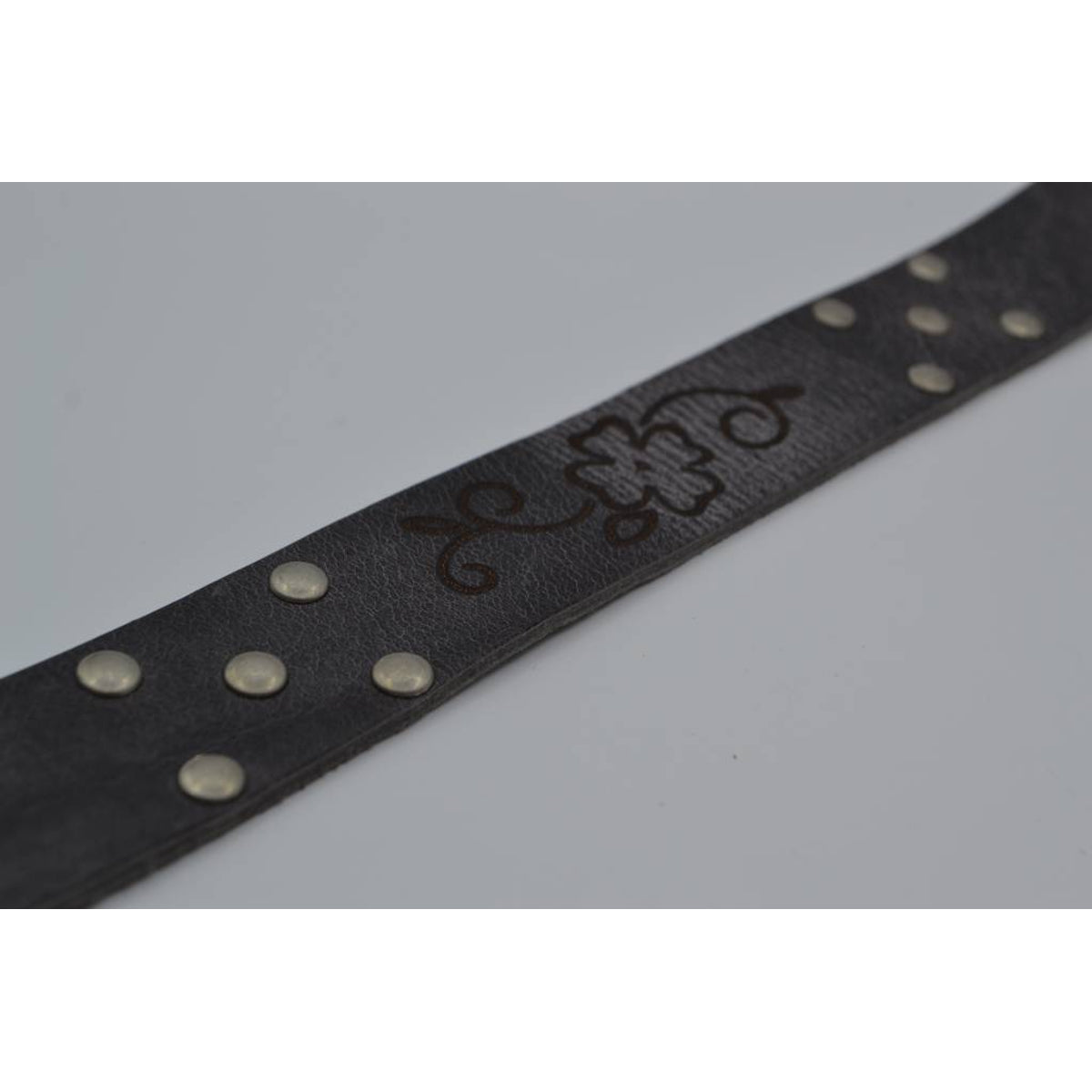Grijze riem met studs en laserprint