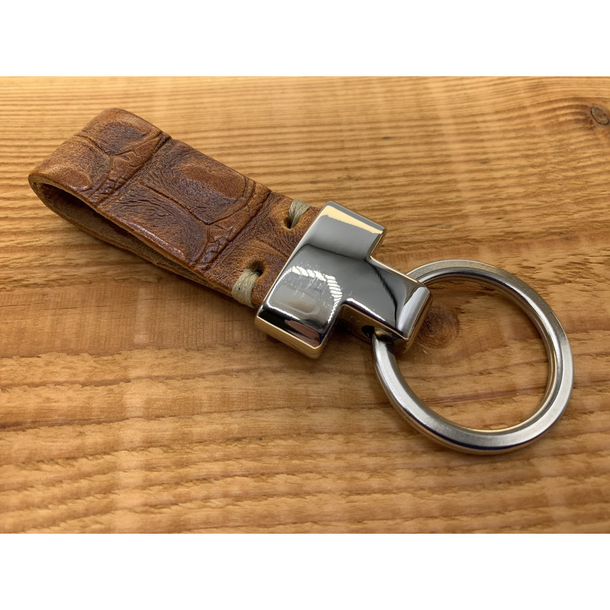 Cognac luxe sleutelhanger met krokodillen print.