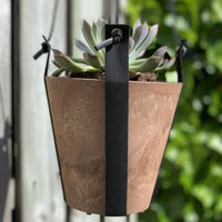 Terra kleurige hangpot medium met echt lederen banden.
