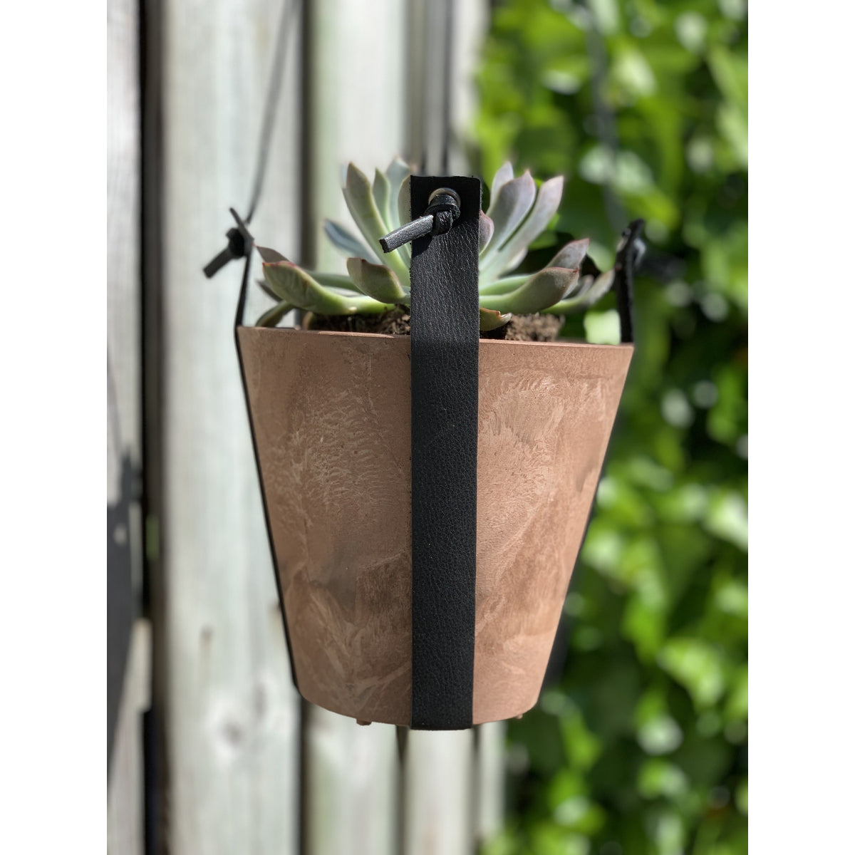 Terra kleurige hangpot medium met echt lederen banden.