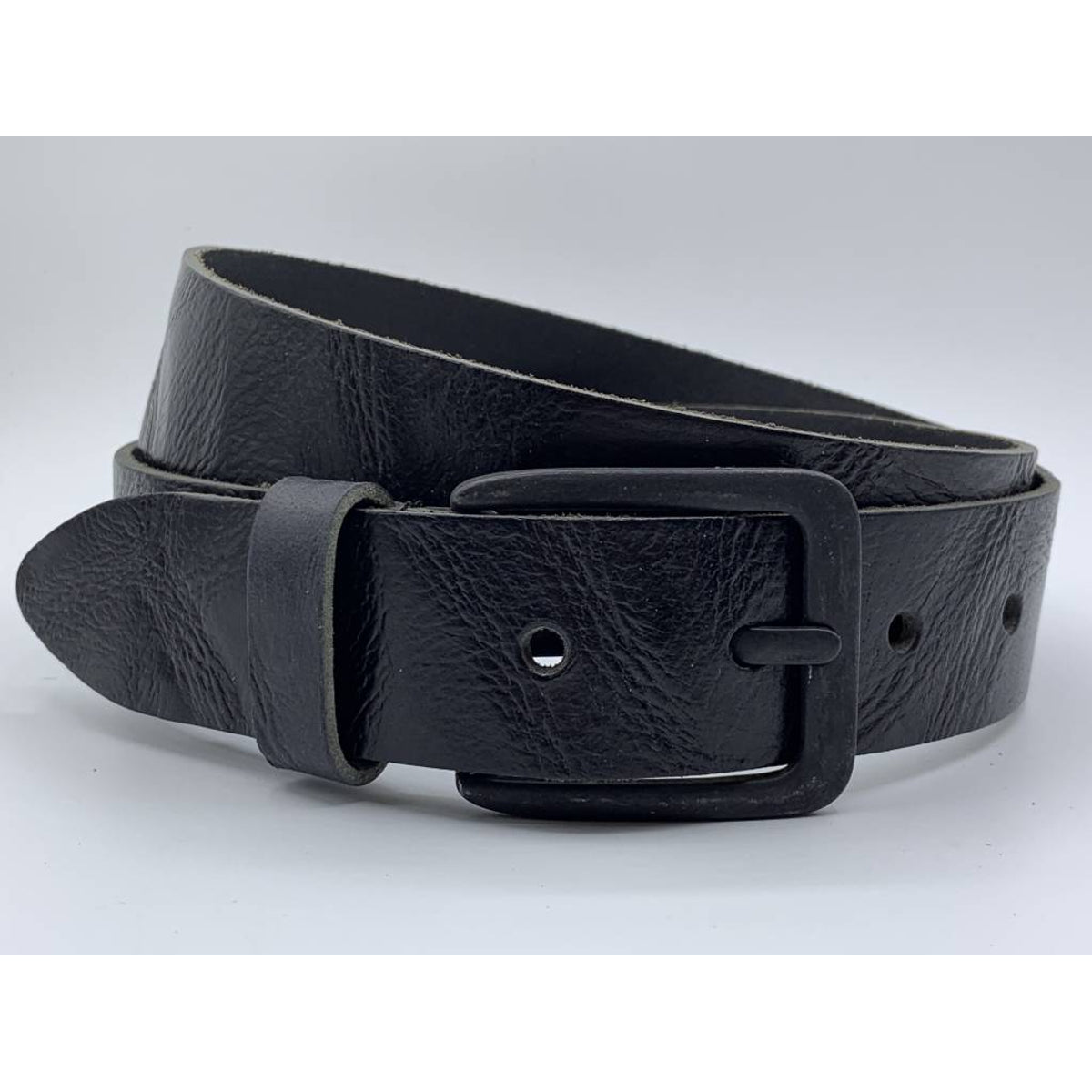 Stoere zwarte riem met gekreukt leer en mat zwarte gesp