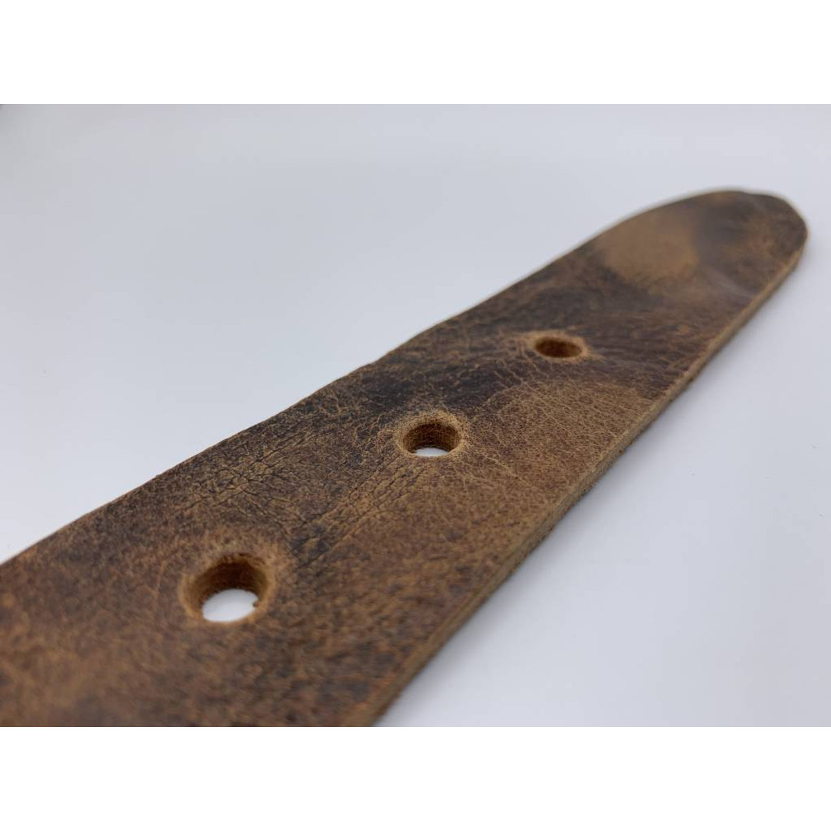 Stoere cognac riem met gekreukt leer en mat zwarte gesp.