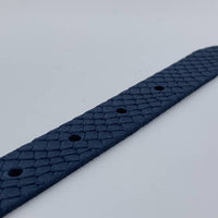 smalle blauwe damesriem met slangen print