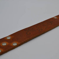 Cognac riem met studs en laserprint