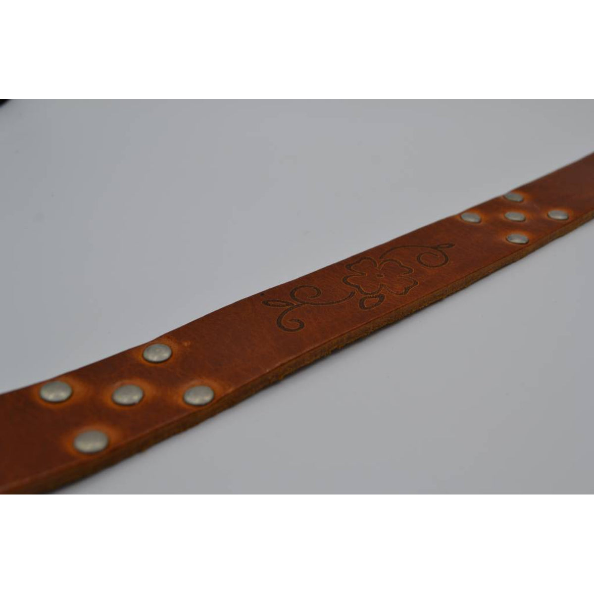 Cognac riem met studs en laserprint