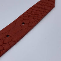Trendy rode damesriem met slangenprint.