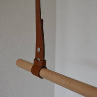 Kapstok van leer en hout