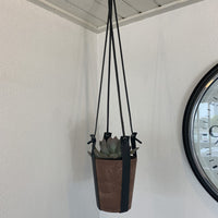 Terracotta kleurige hangpot small met echt lederen banden.