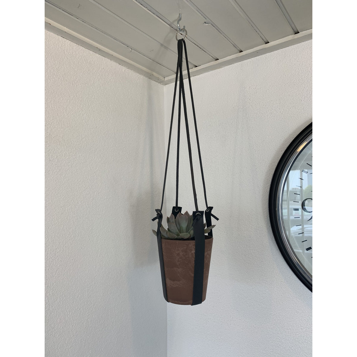 Terracotta kleurige hangpot small met echt lederen banden.