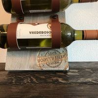 Wijnrek  van hout en leer. 