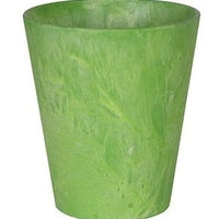 Kruidenrek met groene potjes.