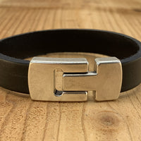 Zwarte armband met wax randen voor een perfecte afwerking. 