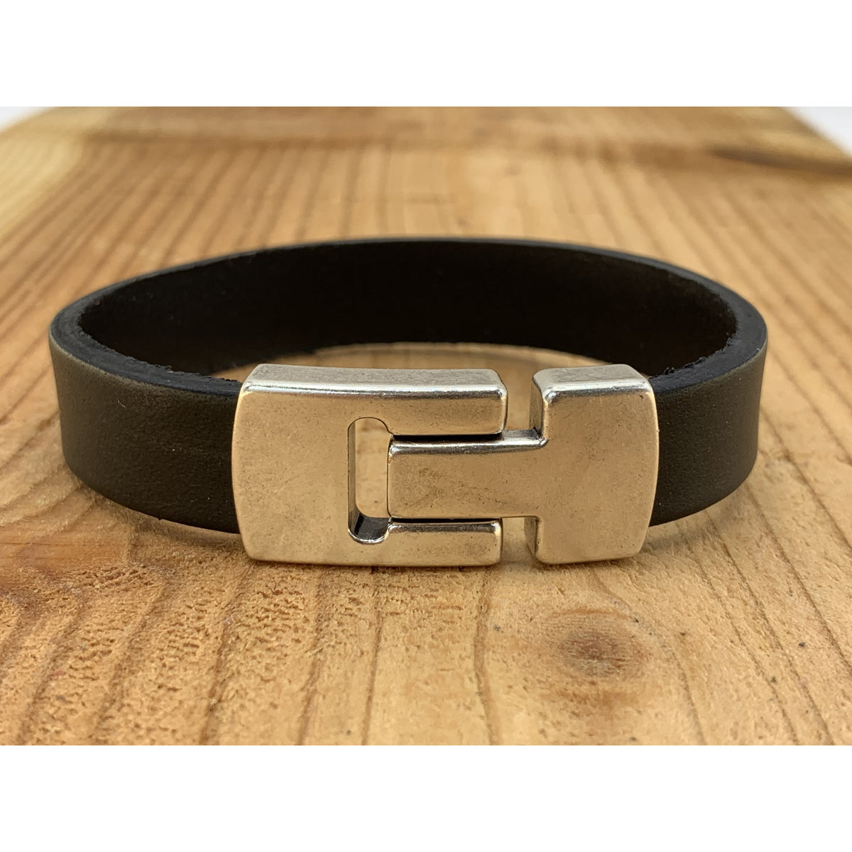 Zwarte armband met wax randen voor een perfecte afwerking. 
