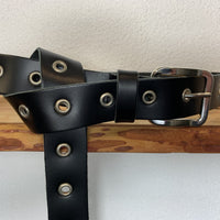Lange trendy  zwarte knoopriem met ringen
