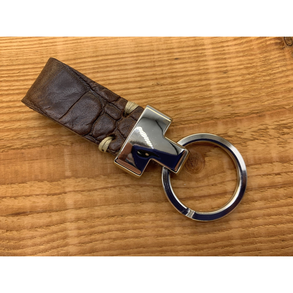 Bruine luxe sleutelhanger met krokodillen print.