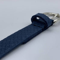 smalle blauwe damesriem met slangen print