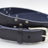 Blauwe riem met studs en laserprint