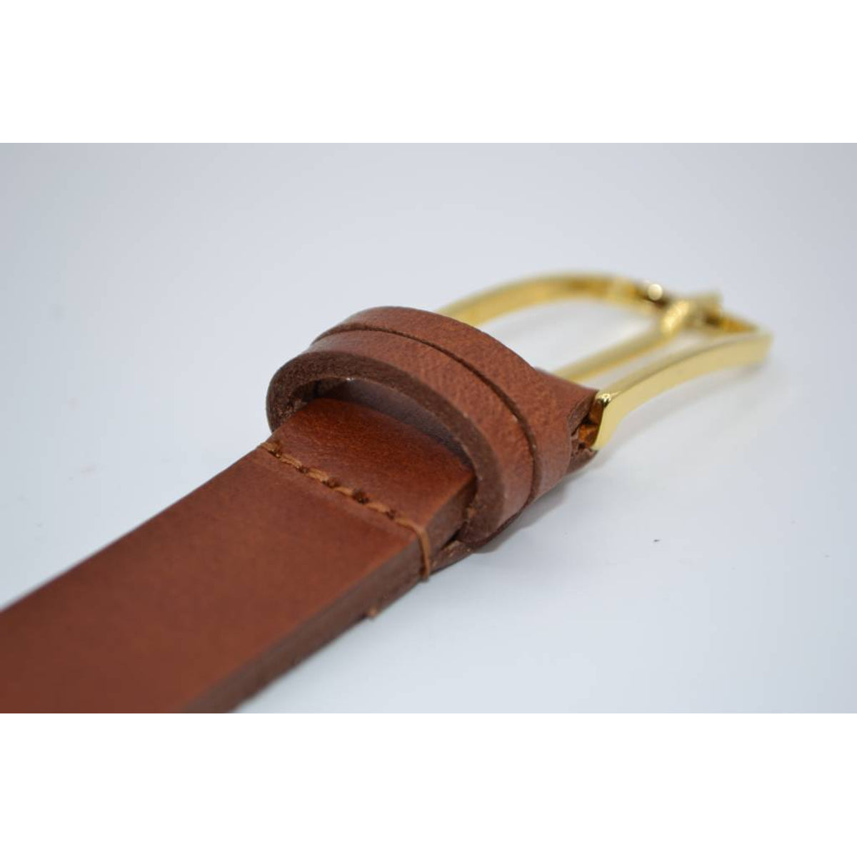 smalle cognac damesriem met gouden gesp