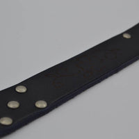 Blauwe riem met studs en laserprint