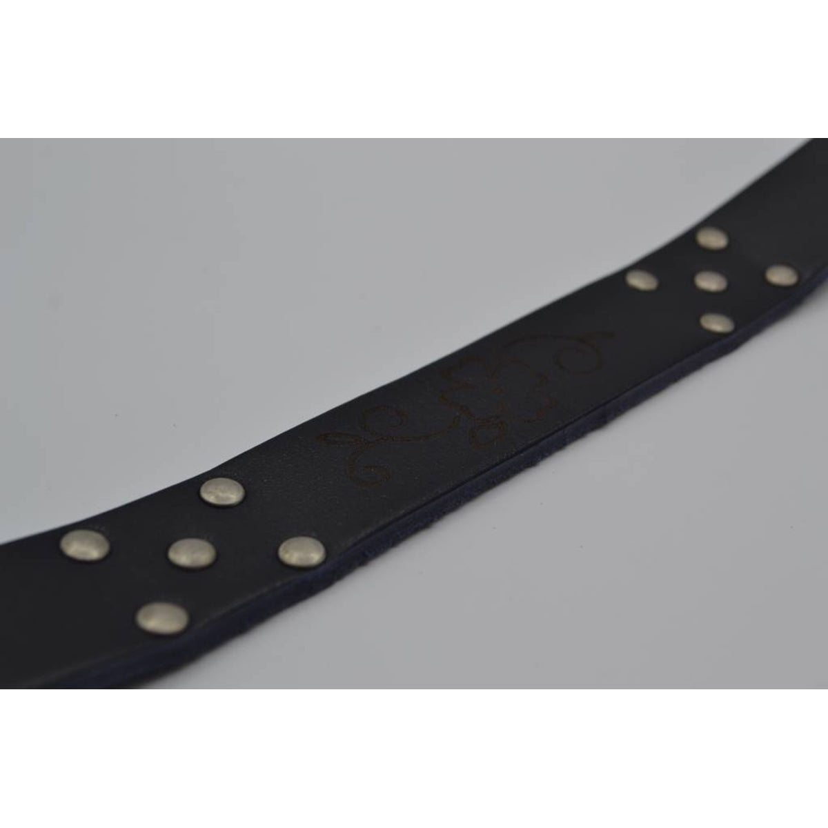 Blauwe riem met studs en laserprint