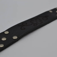Zwarte riem met studs en laserprint 