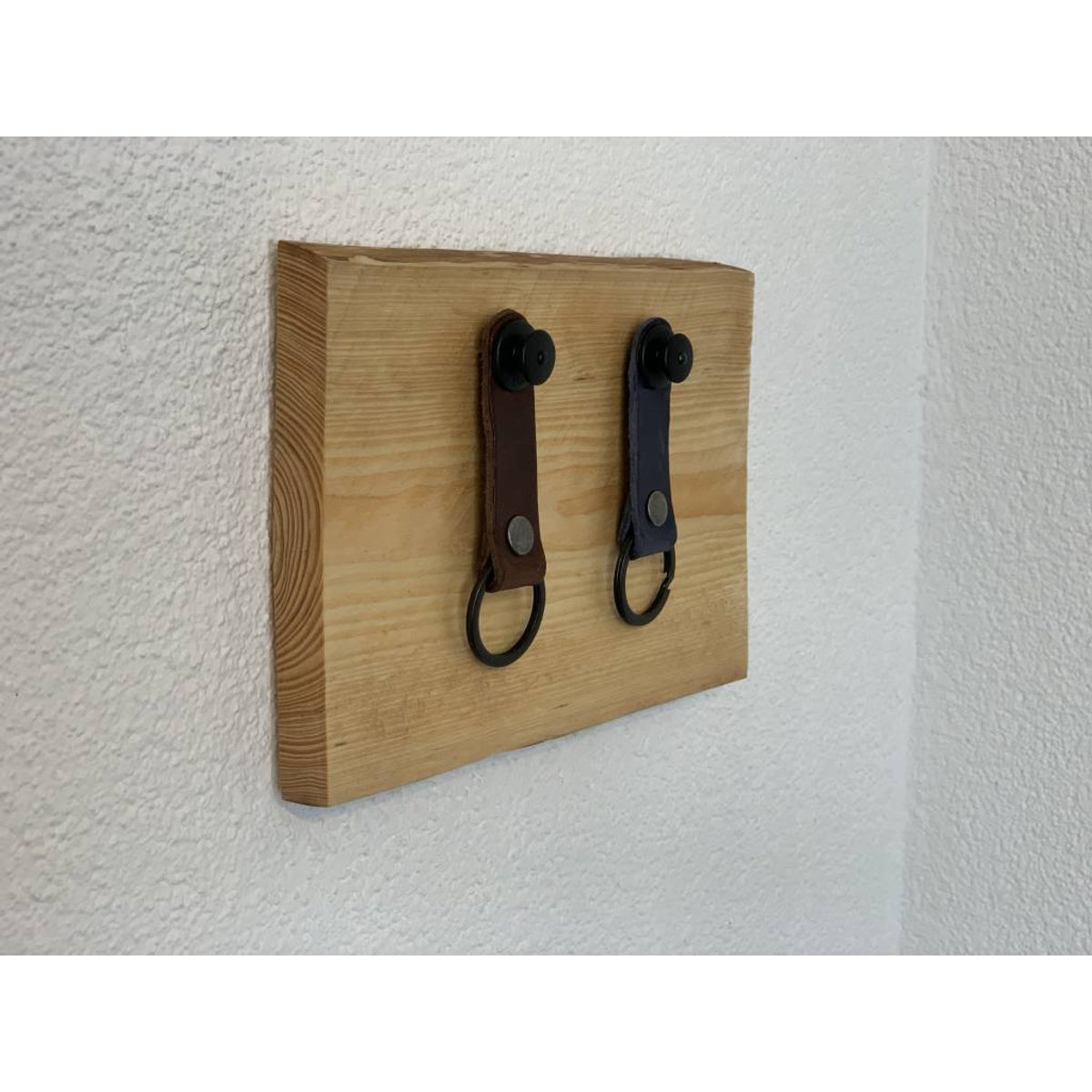 Sleutelplankje van douglas hout inclusief 2 moderne sleutelhangers van echt leer